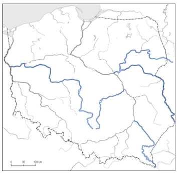 Konturowa mapa Polski ze skalą 0–100 km. Kolorem niebieskim wyróżniono pięć rzek: długą rzekę w zachodniej Polsce uchodzącą do Odry, rzekę w centrum płynącą z południa na północ do Wisły, dwie rzeki na wschodzie łączące się ze sobą oraz rzekę na południowym wschodzie wypływającą z Bieszczad.