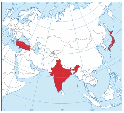 Mapa Azji z trzema państwami zaznaczonymi na czerwono: Turcją na zachodzie, Indiami na południu i Japonią na wschodzie.